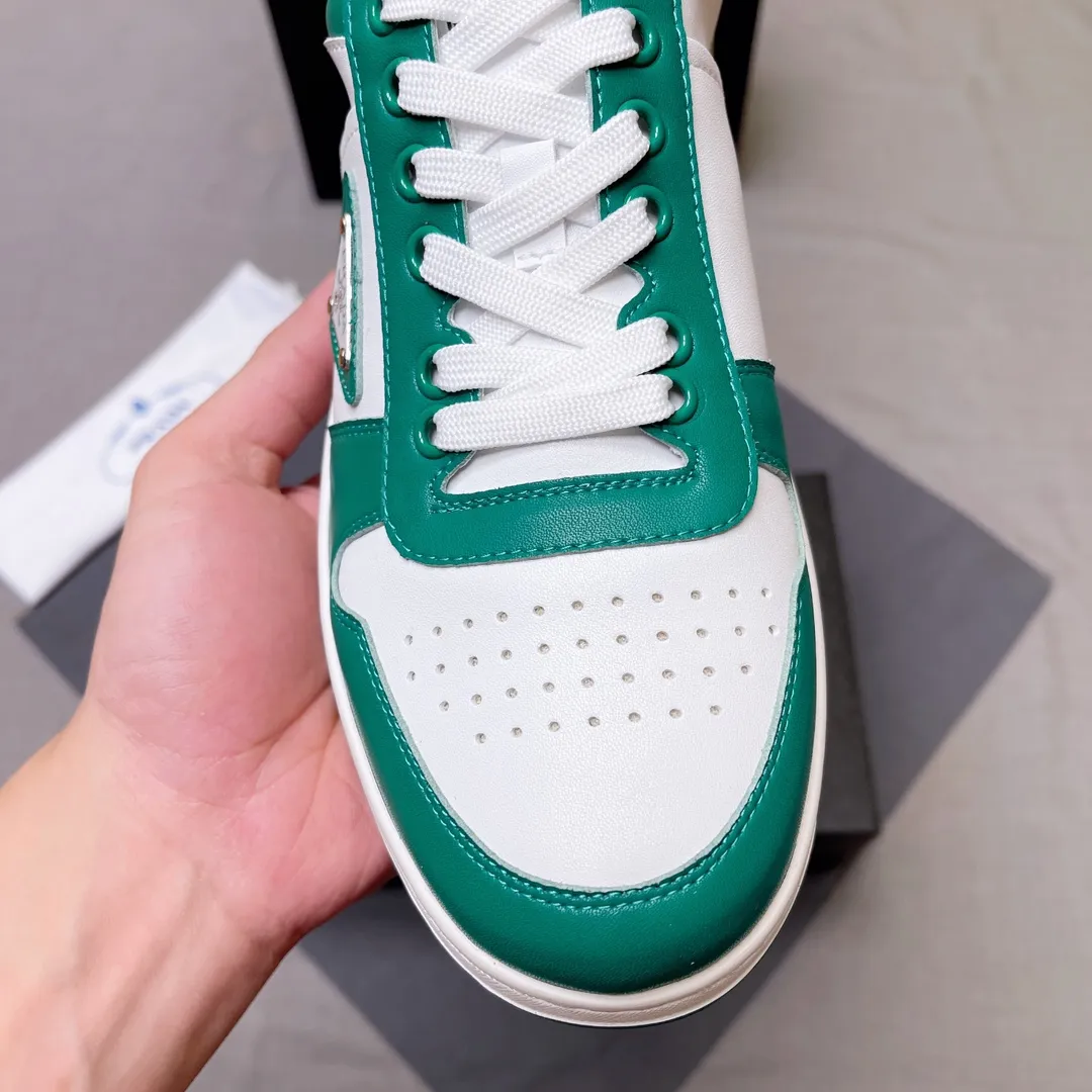 P380 Prada Prada's new men's leather sneakers, the highest version on the market, any comparison is welcome🆚! The original leather has excellent texture and is super high-end! Fetal sheep net lining imported from Italy, removable pad! Luxurious materials and fine workmanship, highly recommended! Code number 38-45 No. 058
